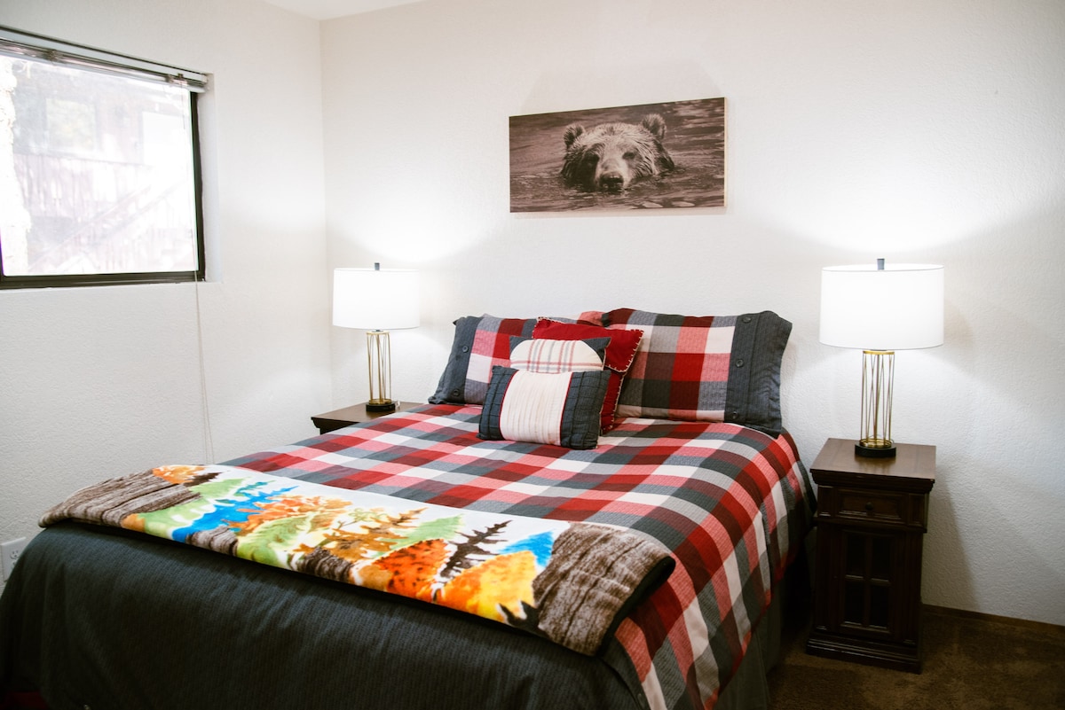 楼下卧室配备1.8米宽双人床，灯具配备USB端口为您的手机充电！