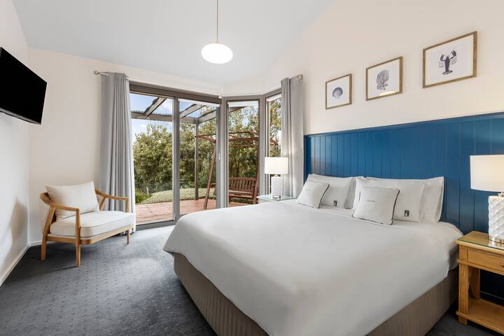 Chocolate Gannets Garden Villa with partial ocean views, 50 meters from the beach and 3 minute drive into town gallery image 5