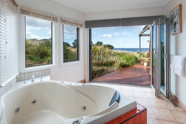 Chocolate Gannets Garden Villa with partial ocean views, 50 meters from the beach and 3 minute drive into town gallery image 4