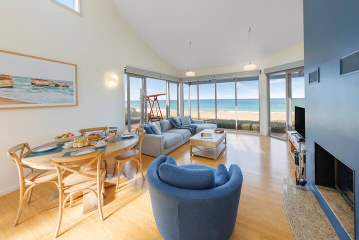 Chocolate Gannets Seafront Villa with full ocean views, 50 meters from the beach and 3 min drive into town gallery image 3