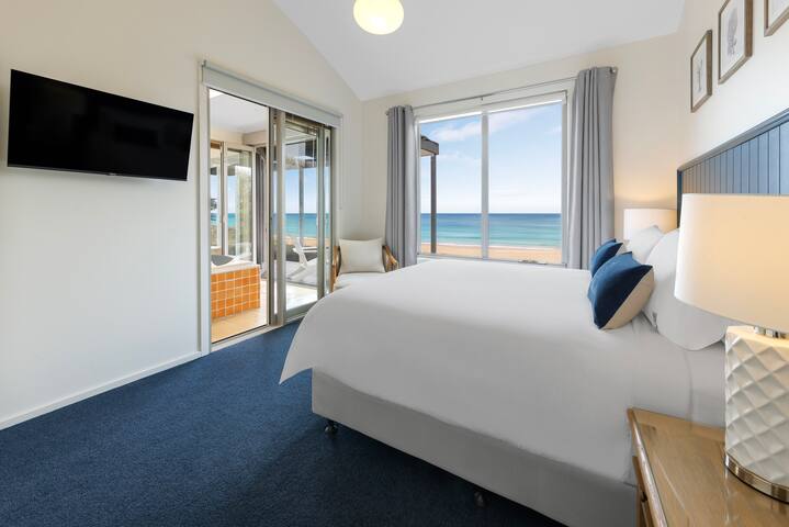 Chocolate Gannets Seafront Villa with full ocean views, 50 meters from the beach and 3 min drive into town gallery image 4