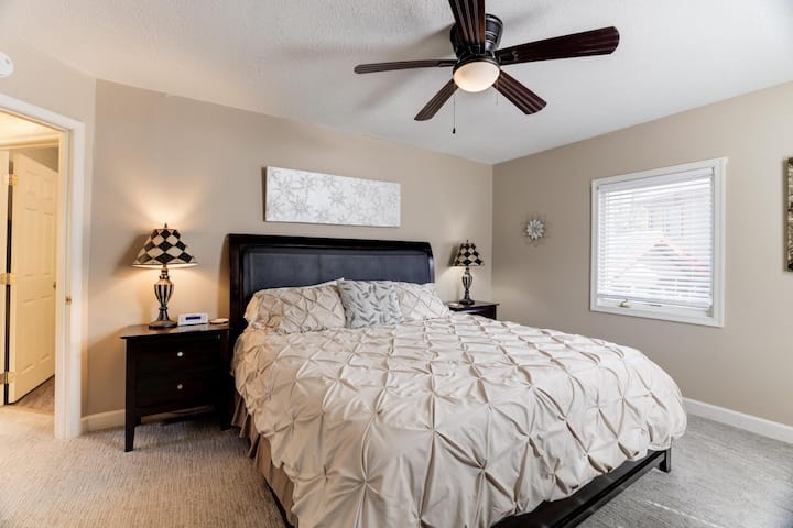 ห้องนอนชั้นบนห้องที่สองมีเตียงขนาดคิงไซส์และวิวของวิสป์รีสอร์ท