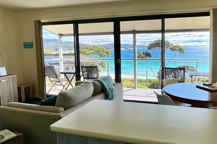 BINALONG BAY COTTAGE Amazing views, great location