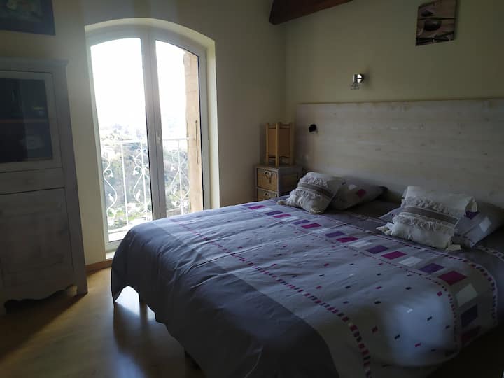 chumba cha kulala pacha au , kama hapa, kimewekwa pamoja katika kitanda cha mwonekano wa kusini 180
pia