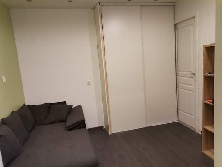 Táto izba navyše môže slúžiť ako prístelka. Izba bude počas prenájmov vybavená detskou rozkladacou pohovkou s rozlíšením 140 x 80 cm, ako aj nafukovacím matracom.

