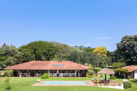 Stylish amplo site and family fenced in Mata