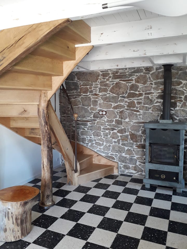 Stepenice od hrasta i bagrema (lokalno drvo iz naših objekata u održivom i ekološki odgovornom upravljanju) i kameni štednjak na drva koji se nakuplja topline.
Elegantna i rustikalna atmosfera.