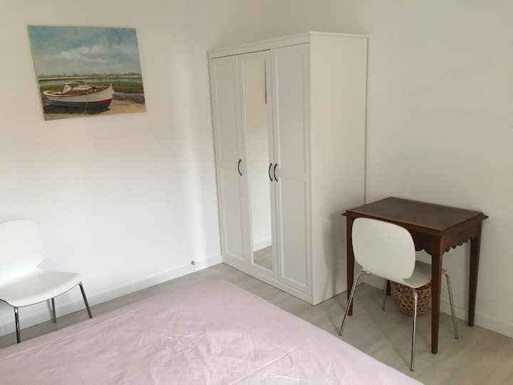 Habitación con escritorio