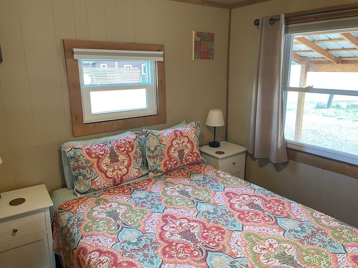 חדר שינה עם מיטת קווין סייז אחת