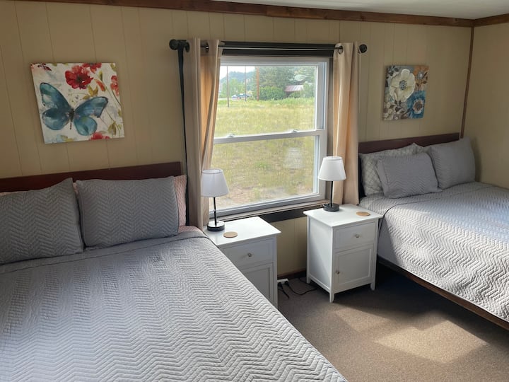 חדר שינה עם שתי מיטות בגודל מלא