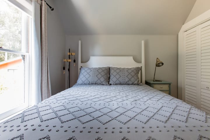 Chumba cha kulala cha Mgeni- Juu