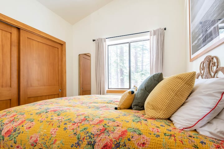 das Schlafzimmer im Obergeschoss ist abgelegen und fühlt sich wie ein Baumhaus an