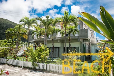 Beach House - Garden  BBQ - Airport pickup option