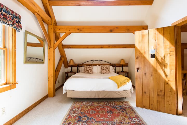 The Primary Bedroom sleeps 6 with a Private Bathroom.  It includes a King bed, Daybed/Trundle, Double bed.