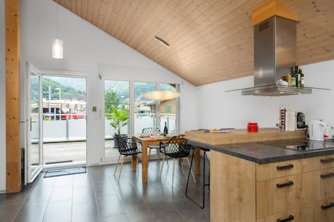 Apt D: Modern, large terrace, mountain views
