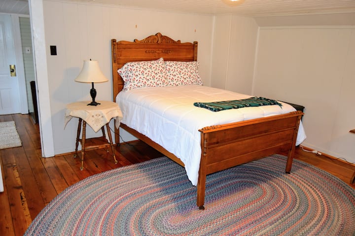 ห้องนอน 3 - ชั้นบนพร้อมเตียงใหญ่และเตียงแฝด