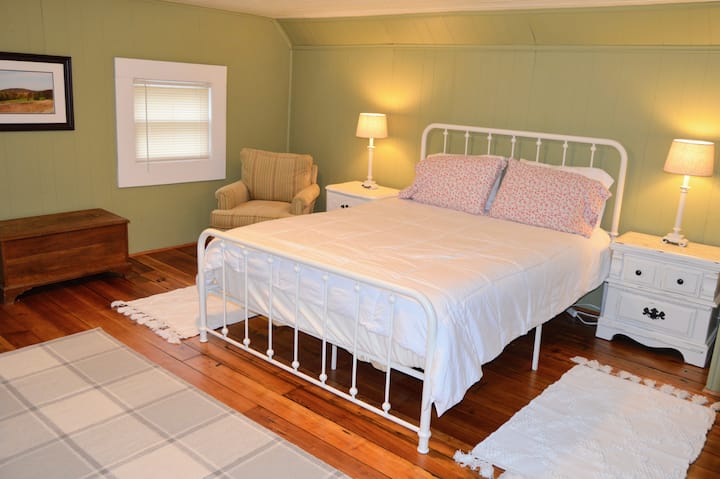 ห้องนอน 2 - ชั้นบนมีเตียงควีนไซส์และสมาร์ททีวี