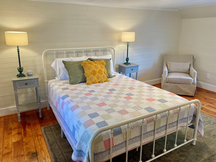 ห้องนอนใหญ่ - ชั้นบนพร้อมเตียงควีนไซส์