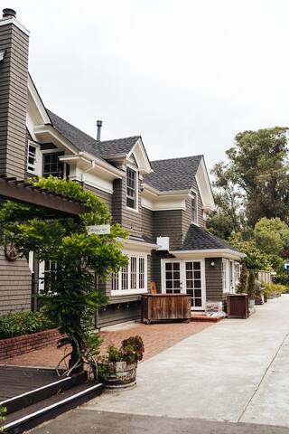 Cozy Farm House on 10 acres, 18 guests, hot tub gallery image 4