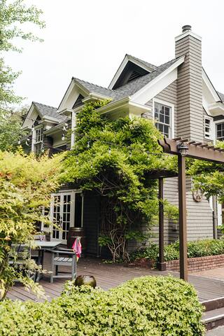 Cozy Farm House on 10 acres, 18 guests, hot tub gallery image 2