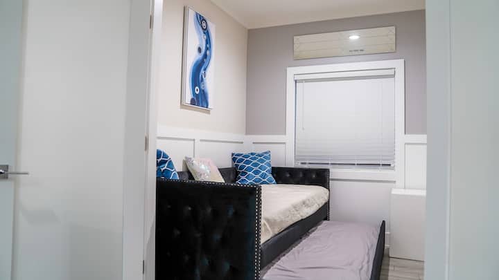 第一间卧室位于楼下，设有2张单人床，可容纳多位房客！ 非常适合想要入住极致过夜的孩子！ 