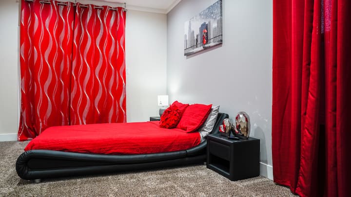 这间红色主题卧室被命名为情人的卧室，配有一张舒适的标准双人床和隐私！ 还可以直接进入梦幻般的露台！ 