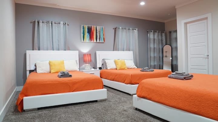 这间主卧配有3张标准双人床，可容纳多位房客，让您睡个好觉！ 这些舒适的豪华床铺适合大型团体入住，适合皇室成员入住！ 这位主卧还配有主浴室和宽敞的衣柜！ 