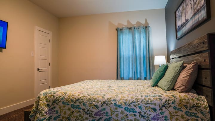 第三间卧室独立而古朴！ 配备一张适合皇室成员的加大双人床和一台电视，让您在这里睡个好觉！