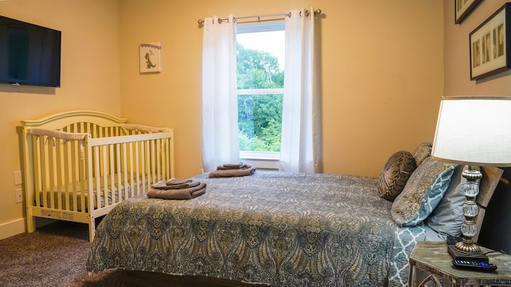 这间第4间卧室私密舒适，配有豪华的标准双人床和婴儿床，方便您使用！ 这个房间里还有一台电视，满足您所有的娱乐需求！ 