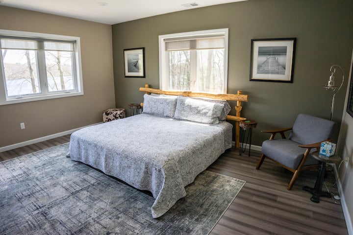 Ელეგანტური და კომფორტული King master suite. Ჯეისონის ხელნაკეთი ხელნაკეთი მდინარე არყის თანხლებით.