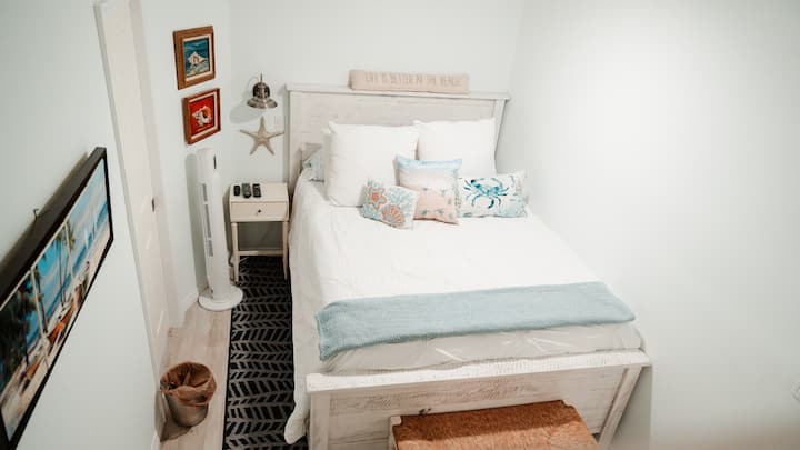 Dhomë gjumi me krevat dopio "queen", televizor inteligjent dhe komodinë. 