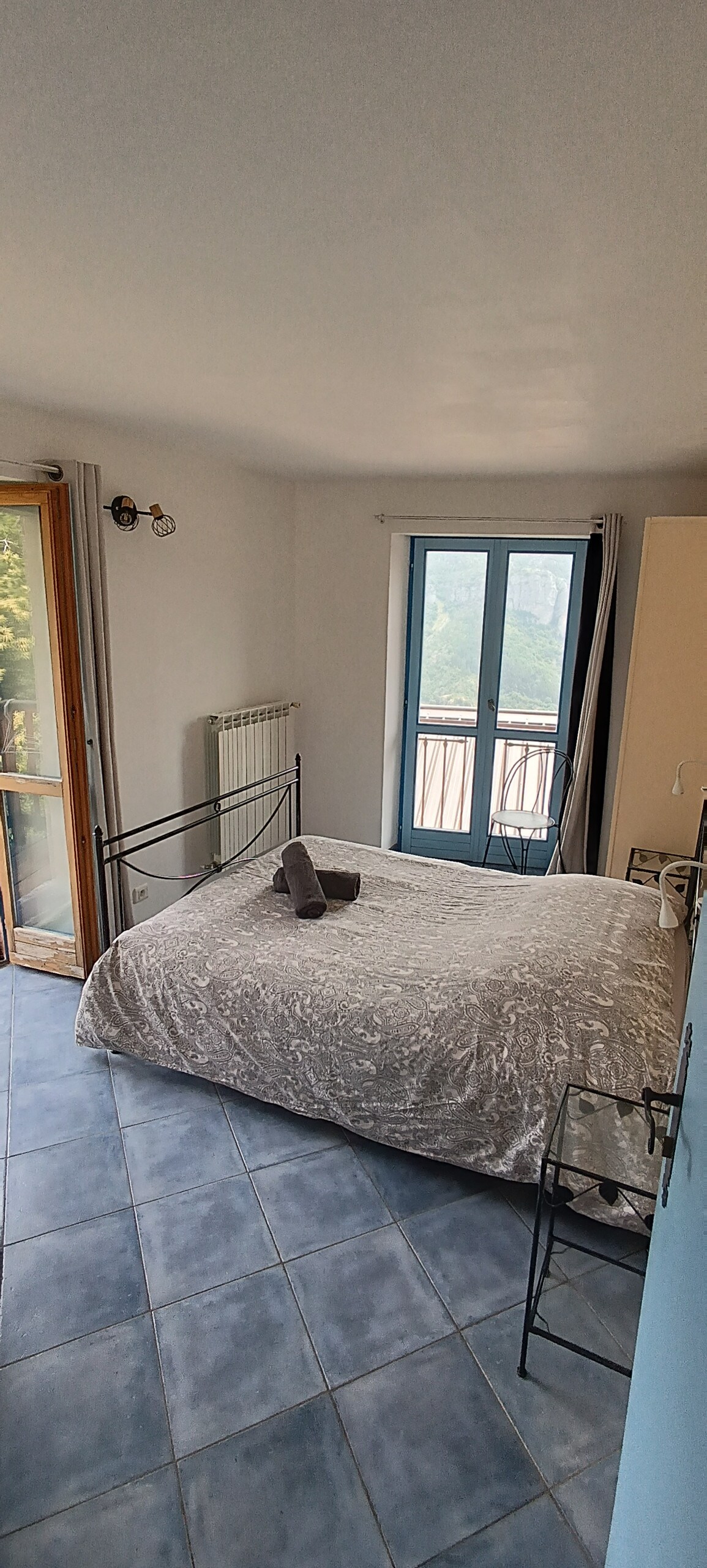 Habitación azul con balcón