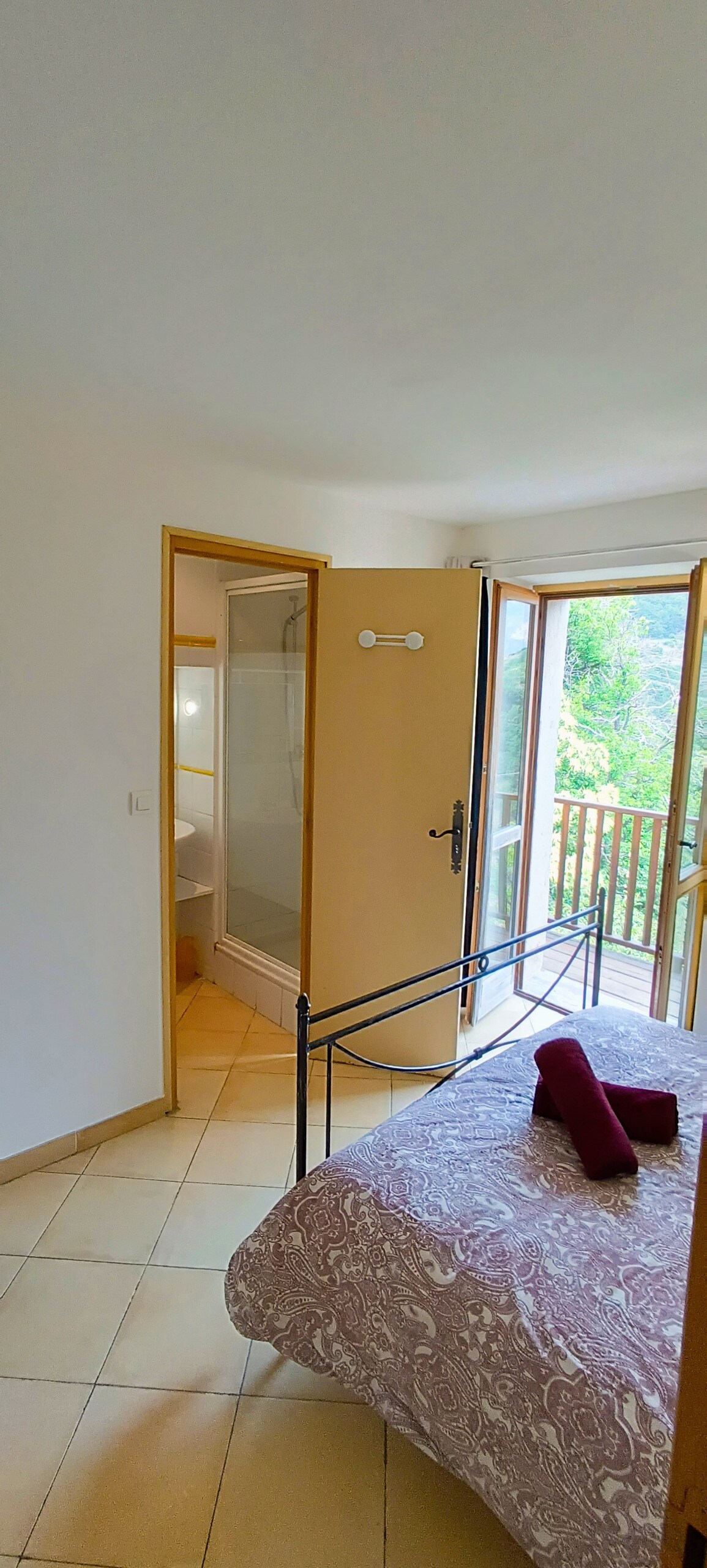 Habitación amarilla con balcón 