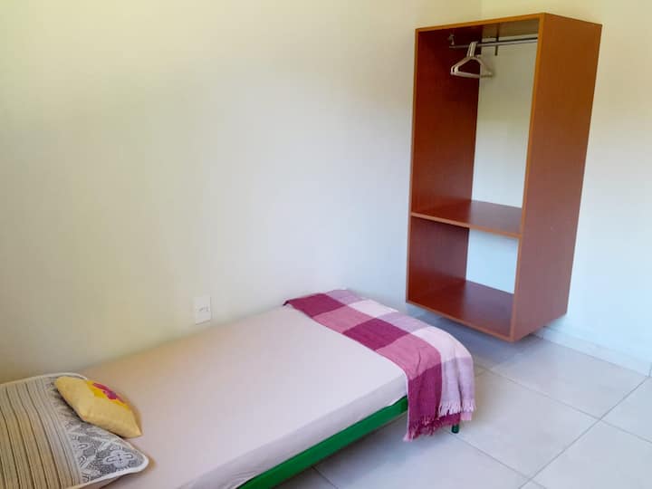 Dormitorio con armario.