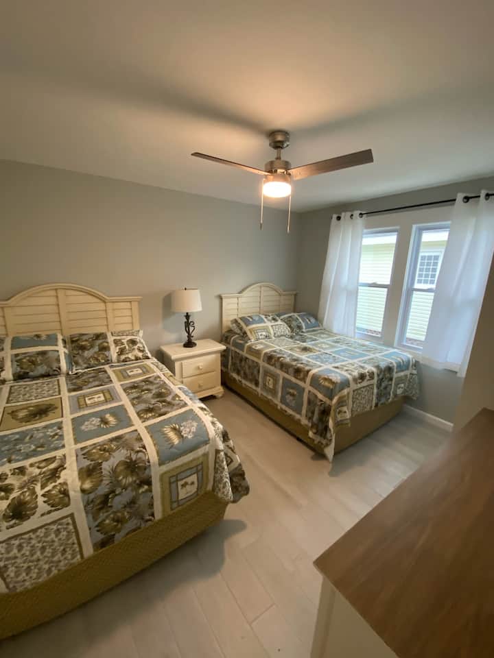 Chumba cha kulala cha 2 kilicho na vitanda viwili kamili