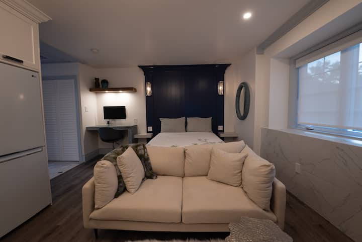 Private Trendy Coach House - Oakville