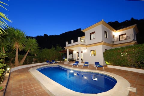 Villa Torcal 3, Heated Pool, Wifi, BBQ, A/C,Garden