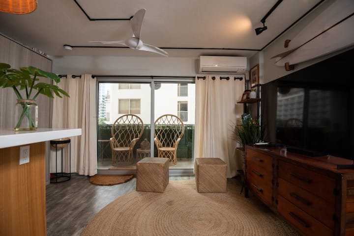 Rozdelená klimatizačná jednotka v obývacej izbe a stropné ventilátory v každej izbe