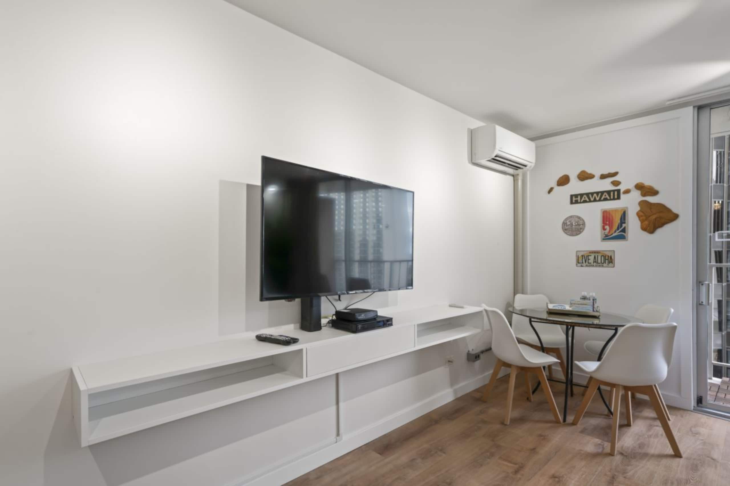 Condo in Honolulu · ★4.86 · Studio · 2 beds · 1 private bath - Image 27