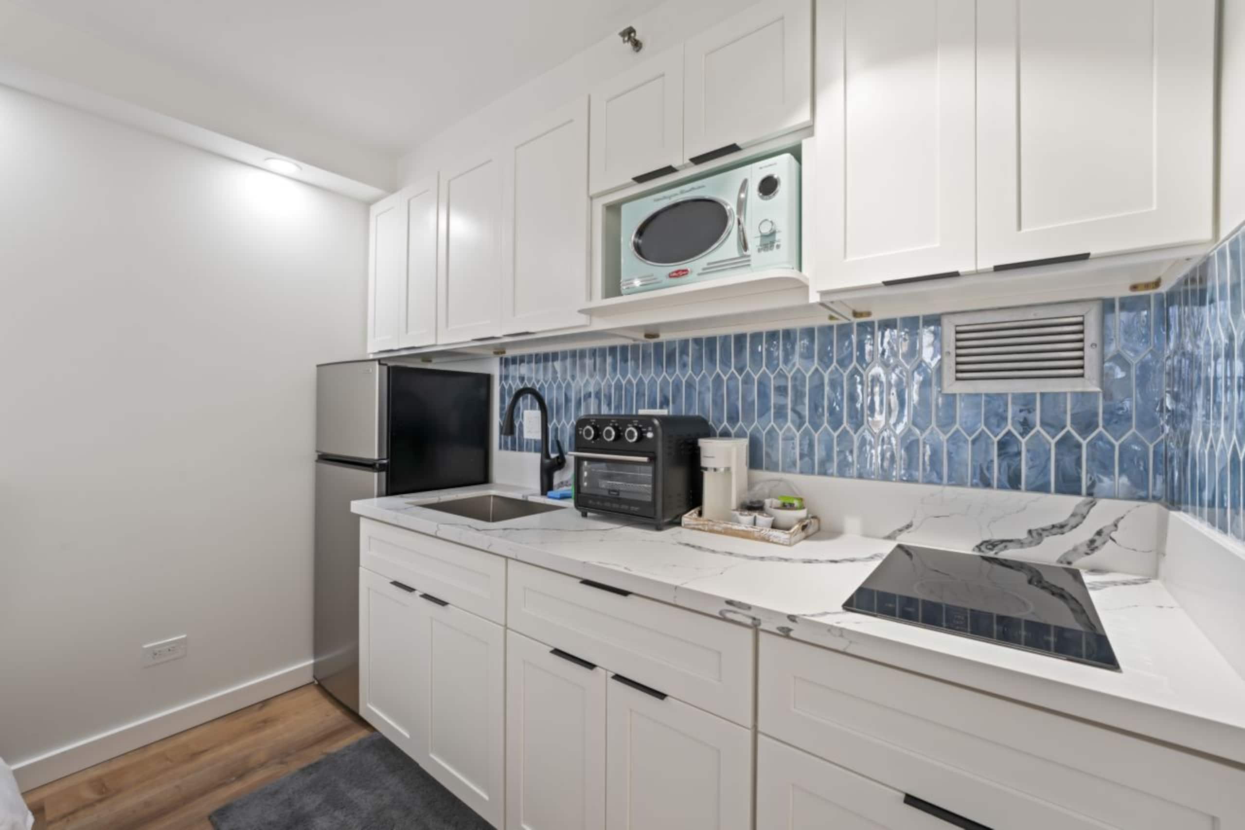 Condo in Honolulu · ★4.86 · Studio · 2 beds · 1 private bath - Image 30