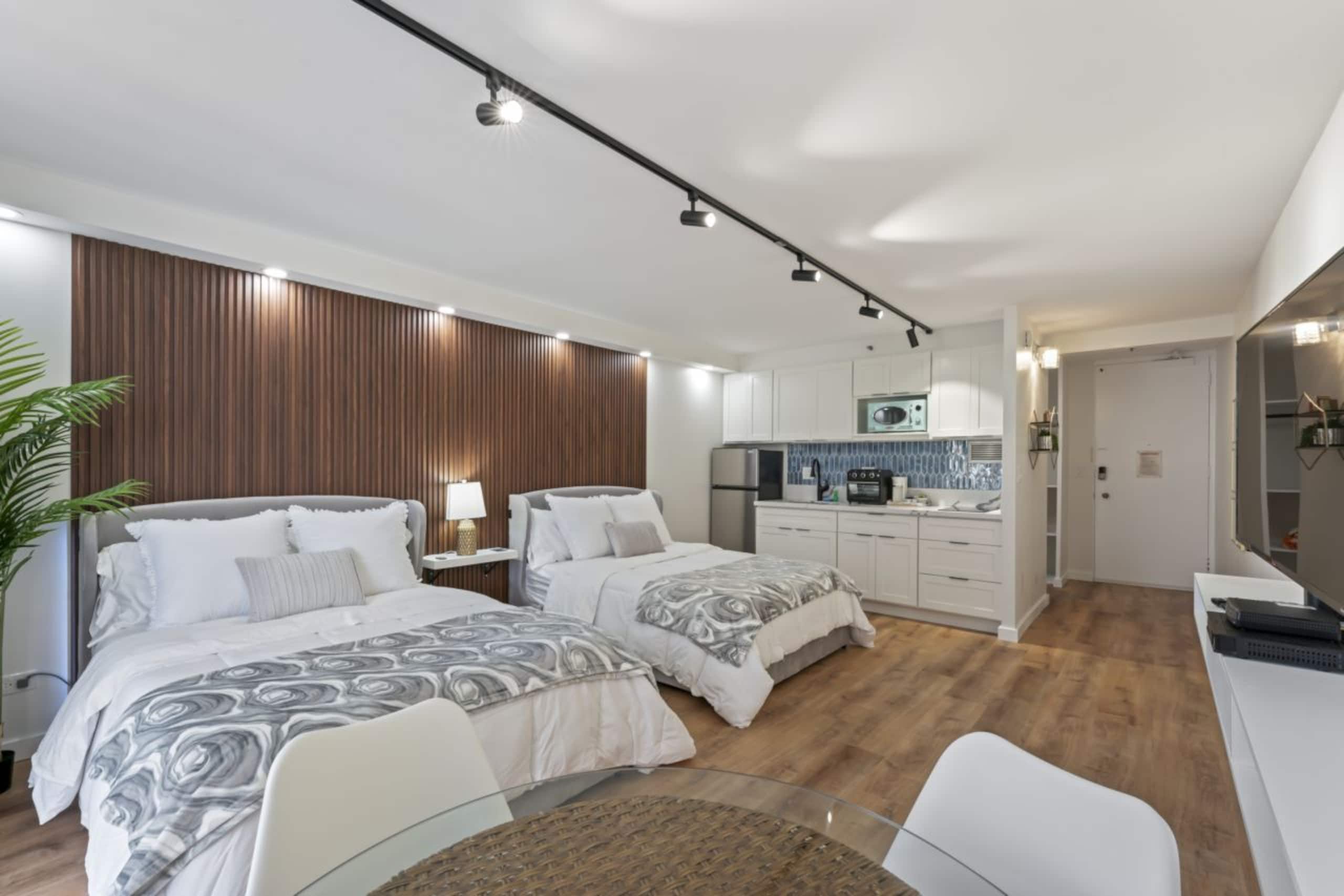 Condo in Honolulu · ★4.86 · Studio · 2 beds · 1 private bath - Image 29