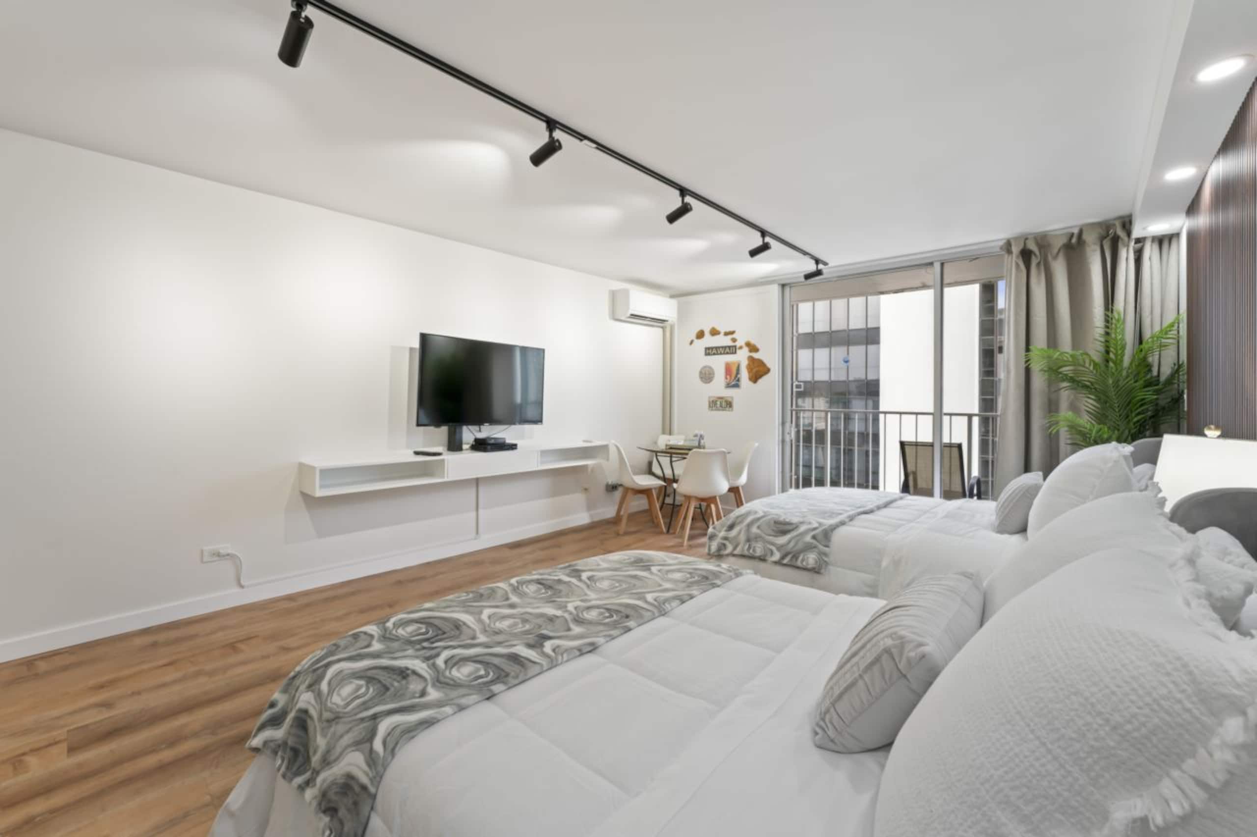 Condo in Honolulu · ★4.86 · Studio · 2 beds · 1 private bath - Image 31