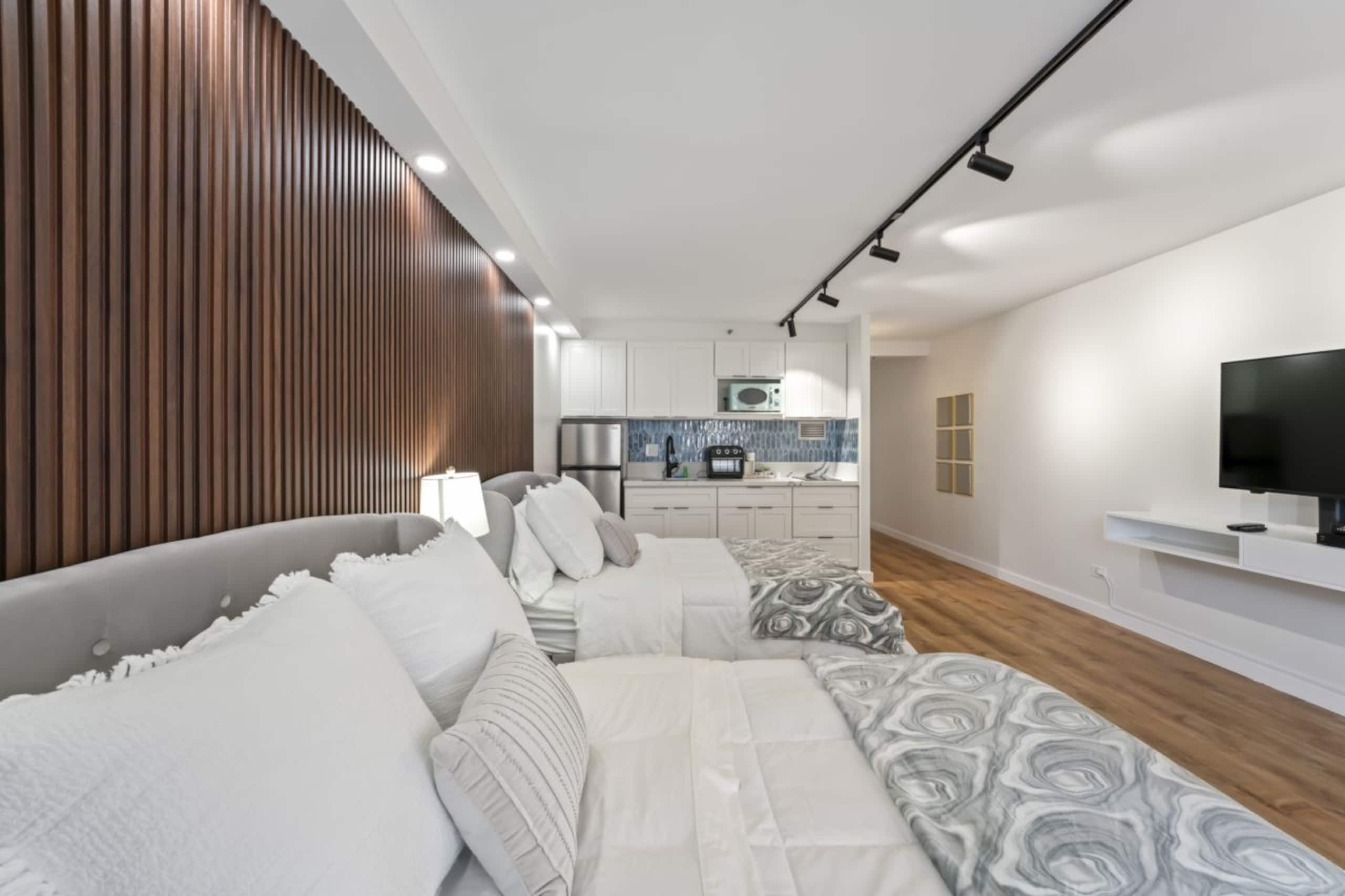 Condo in Honolulu · ★4.86 · Studio · 2 beds · 1 private bath - Image 1