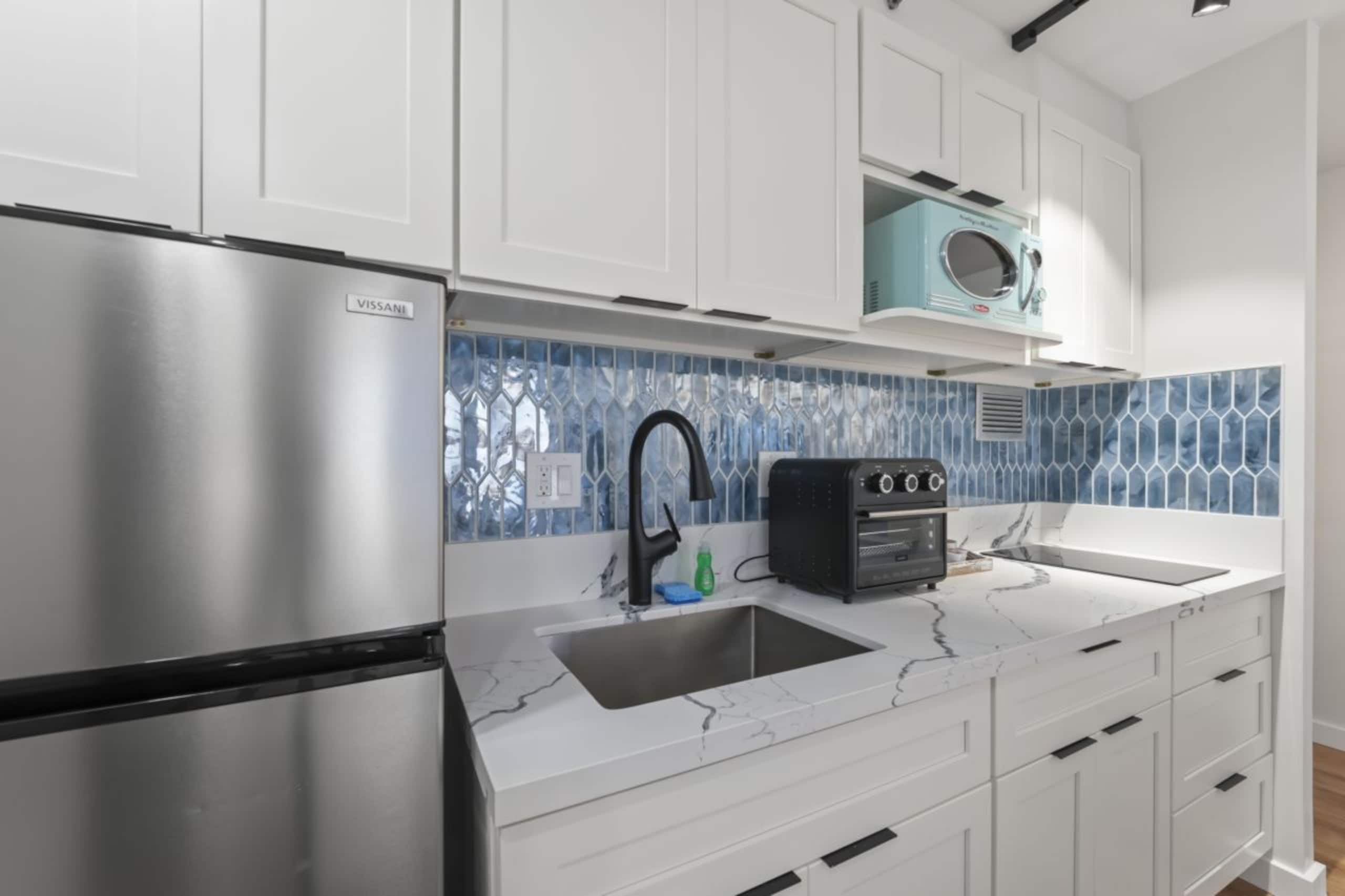 Condo in Honolulu · ★4.86 · Studio · 2 beds · 1 private bath - Image 35