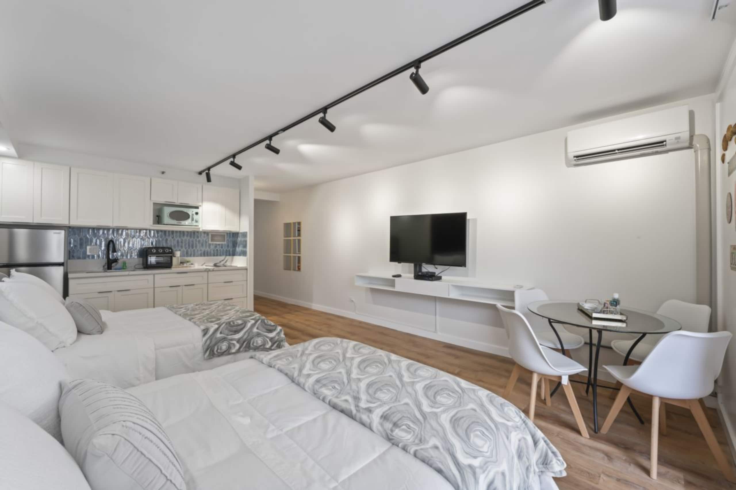 Condo in Honolulu · ★4.86 · Studio · 2 beds · 1 private bath - Image 36