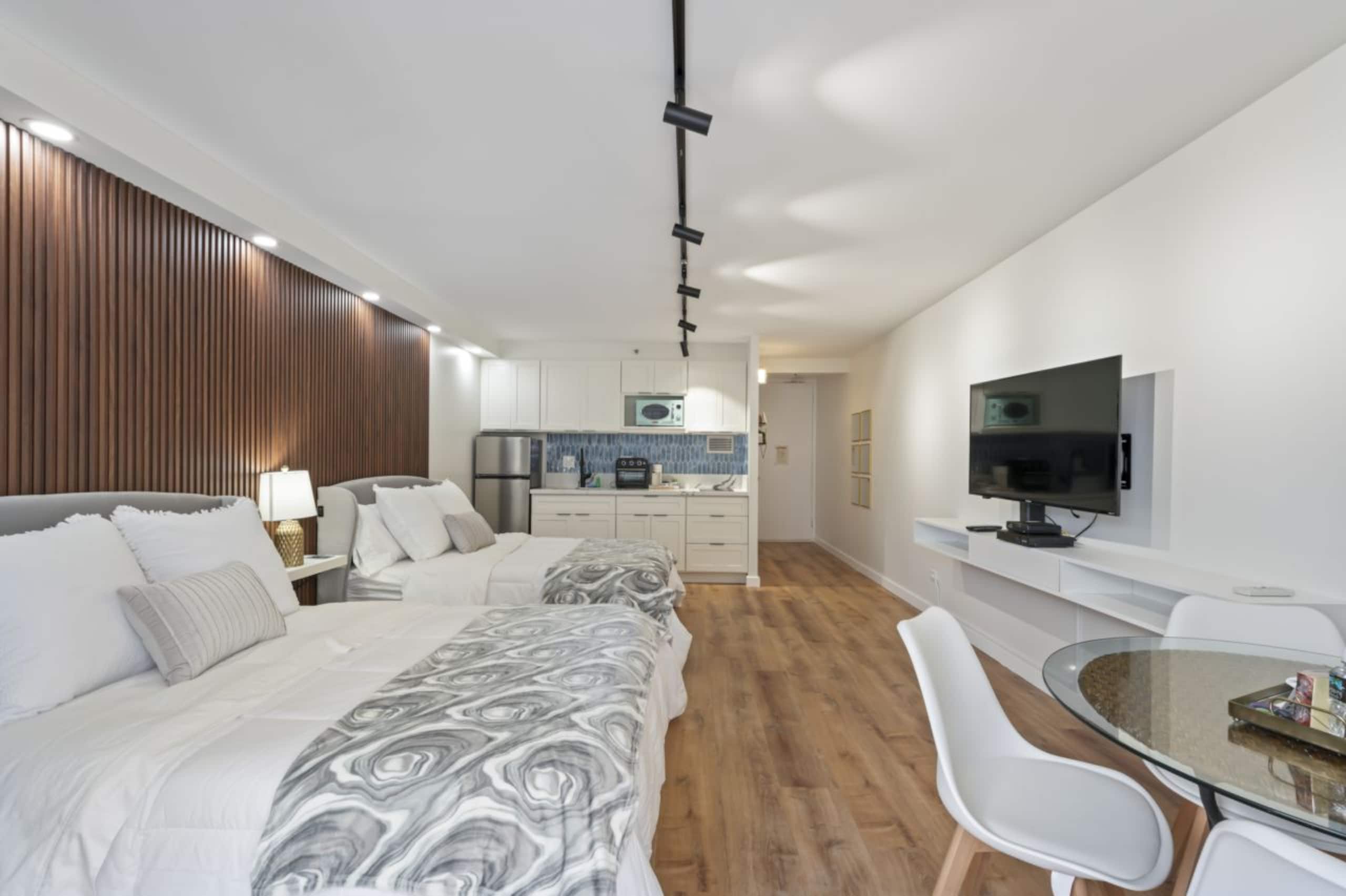 Condo in Honolulu · ★4.86 · Studio · 2 beds · 1 private bath - Image 26