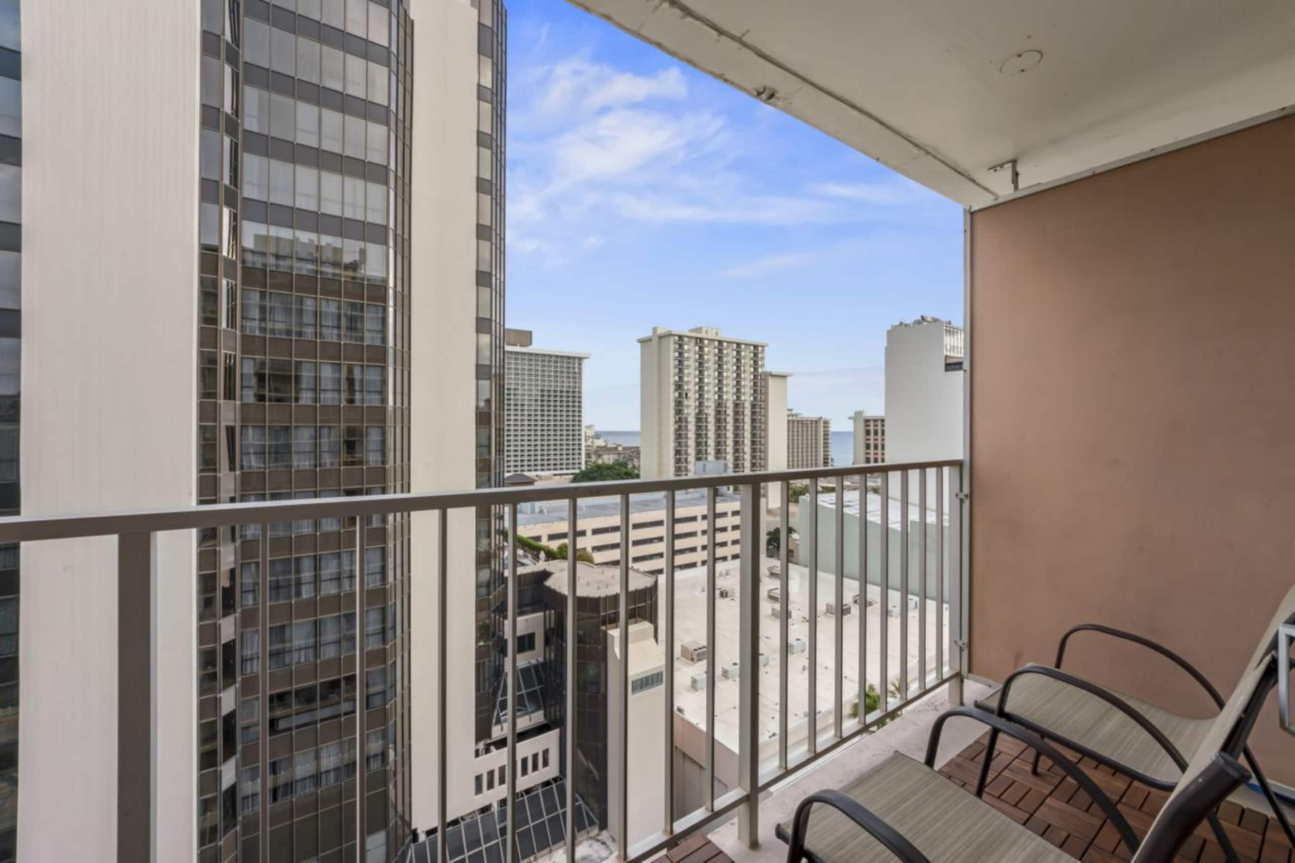 Condo in Honolulu · ★4.86 · Studio · 2 beds · 1 private bath - Image 32