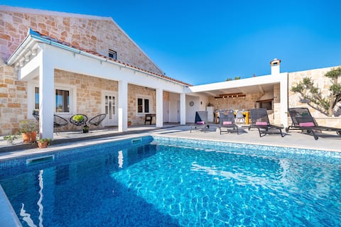 Rural Villa with a pool near Zadar