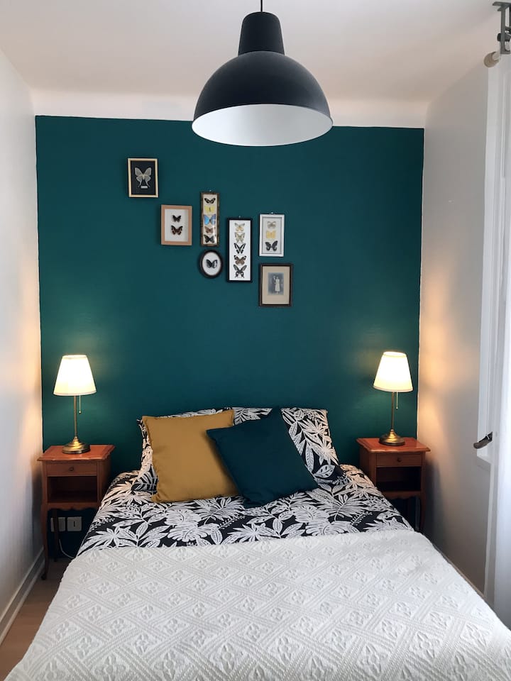 חדר מואר ושקט. מיטה 190, מזרן  וכריות איכותיות מצעים נוספים (€ 10 לפי בקשה).