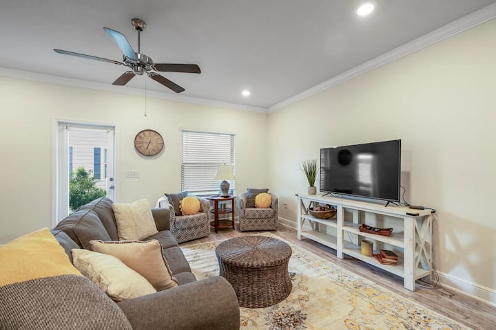 Pensacola Downtown Poolside Paradise W/ King Bed - Pensacola, FL